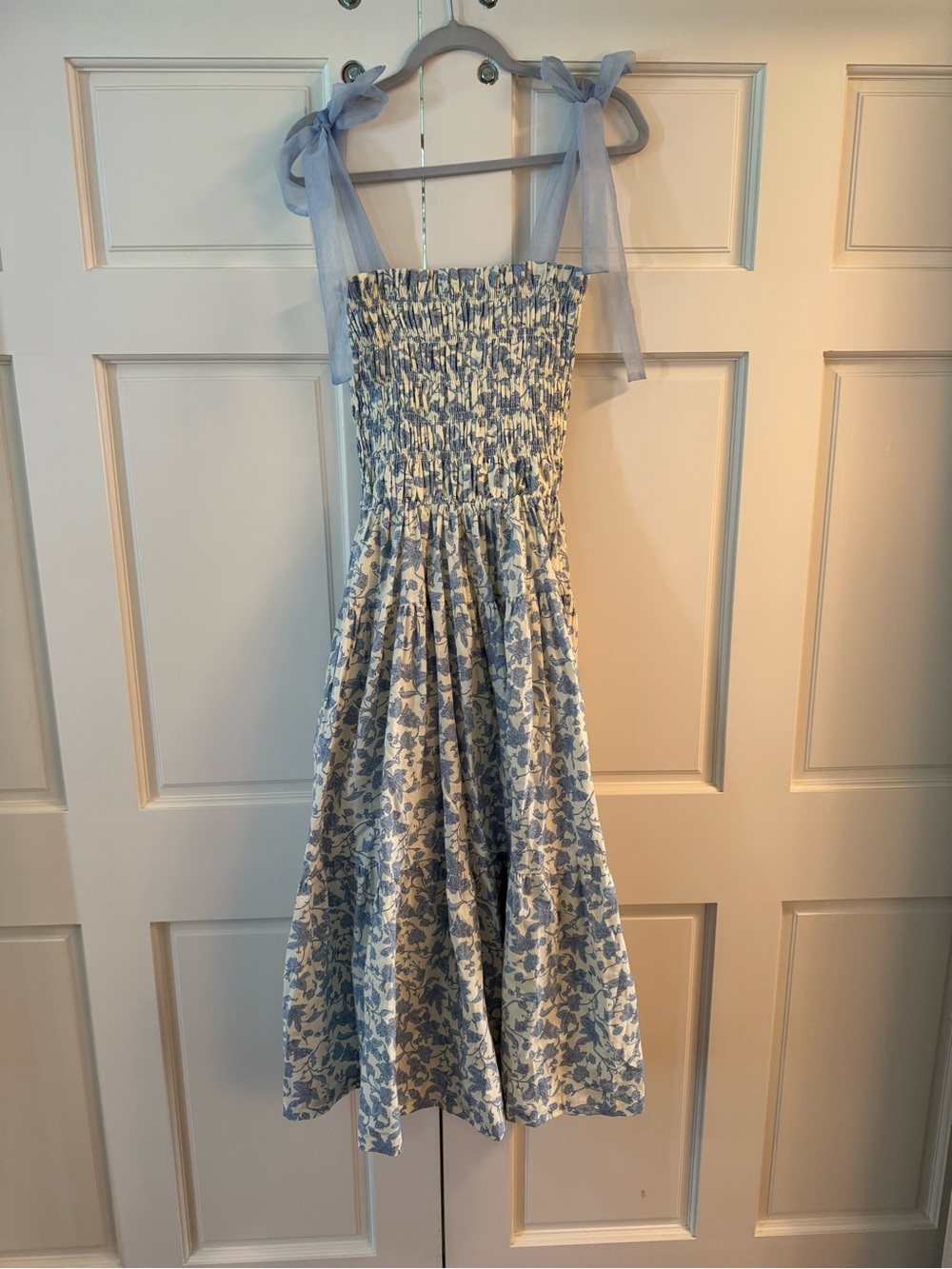 EN SAISON Blue & White Floral Smocked Tie-Strap Midi Dress size S - Picture 3 of 7